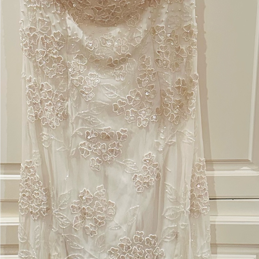 Cache Cream Embroidered silk elegant dress for a wedding or a special event